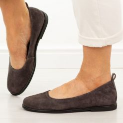 Brązowe skórzane baleriny damskie Filippo Dp7741/26. Brązowe balerinki damskie Filippo, na lato, bez wzorów, z jeansu, casualowe, z okrągłym noskiem, bez obcasa, na płaskiej podeszwie, bez zapięcia. Za 219.00 zł.