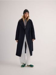 Płaszcz z wełną Manteco - granatowy. Niebieskie płaszcze damskie Reserved, l, bez wzorów, z tkaniny, bez kołnierzyka, bez kaptura. W wyprzedaży za 459.99 zł.