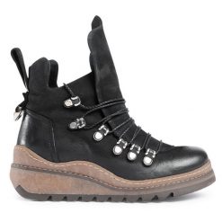 Botki QUAZI. Czarne botki damskie QUAZI, bez wzorów, bez obcasa, na koturnie, bez zapięcia. Za 439.99 zł.