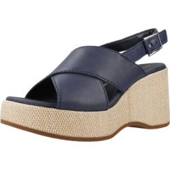 Sandały CLARKS MANON WISH Niebieski. Niebieskie sandały damskie Clarks, bez wzorów, ze skóry, bez obcasa, bez zapięcia. Za 328.99 zł.