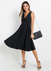 Sukienka shirtowa. Czarne sukienki damskie bonprix, bez wzorów, eleganckie, bez kołnierzyka, bez ramiączek, rozkloszowane. Za 139.99 zł.