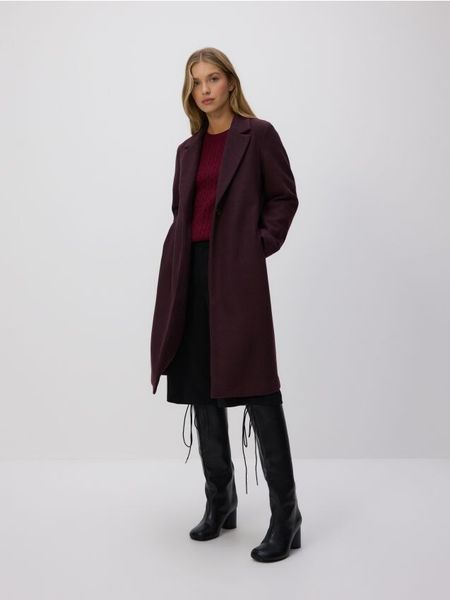 Jednorzędowy płaszcz - burgundowy. Czerwone płaszcze damskie Reserved, l, bez wzorów, z tkaniny, bez kołnierzyka, bez kaptura. W wyprzedaży za 99.99 zł.