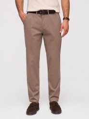 Jednolite spodnie męskie chino REGULAR FIT – brązowe V1 - Rozmiar: M. Brązowe spodnie materiałowe męskie Ombre Clothing, z aplikacjami, z bawełny. W wyprzedaży za 237.99 zł.