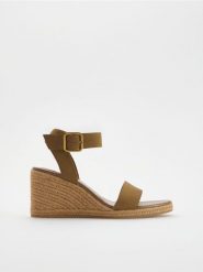 Sandały na koturnie - beżowy. Brązowe sandały damskie Reserved, bez wzorów, bez obcasa, na koturnie, bez zapięcia. Za 159.99 zł.