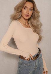 Jasnobeżowy Sweter z Wiskozą Ozdobiony Metalicznymi Aplikacjami Malittia. Brązowe swetry nierozpinane damskie Renee, na zimę, m, z aplikacjami, z wiskozy, casualowe, bez kołnierzyka, bez ramiączek. Za 84.99 zł.