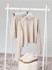 Bluza z dekoracyjnymi lampasami soft touch - beżowy. Brązowe bluzy damskie Sinsay, l, bez wzorów, z dzianiny, bez ramiączek, bez kaptura. Za 49.99 zł.