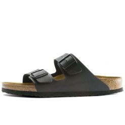 Klapki Birkenstock Arizona Black Dorosłych. Czarne klapki męskie Birkenstock, bez wzorów, z gumy, bez zapięcia. Za 409.00 zł.