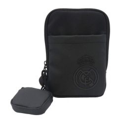 Real Madryt saszetka na ramię Cross Body Bag czarna. Czarne saszetki i nerki męskie REAL MADRID, na ramię. Za 89.00 zł.
