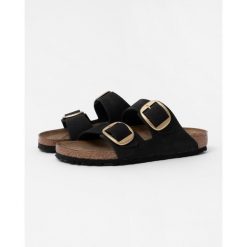 Klapki damskie Birkenstock Arizona Big Buckle. Czarne klapki damskie Birkenstock, na lato, bez wzorów, z materiału, sportowe, bez obcasa, bez zapięcia. Za 656.70 zł.
