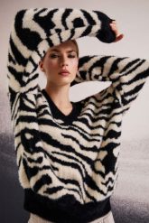 Wzorzysty sweter czarny. Czarne swetry nierozpinane damskie MOODO, xl, bez wzorów, z poliamidu, bez kołnierzyka, bez ramiączek. Za 159.99 zł.