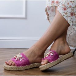 Różowe klapki espadryle plecione z muszelkami. Czerwone klapki damskie na lato, z aplikacjami, ze skóry, biznesowe, z okrągłym noskiem, bez obcasa, na platformie, bez zapięcia. Za 86.24 zł.