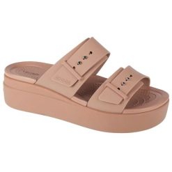 Klapki Crocs Brooklyn Low Wedge Sandal 207431-2Q9 beżowy. Brązowe klapki damskie bez wzorów, sportowe, bez obcasa, na koturnie, bez zapięcia. Za 353.55 zł.