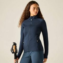 Damska bluza Ventura z kapturem i elastyczną warstwą pośrednią. Niebieskie bluzy damskie Dare 2B, bez wzorów, z materiału, bez ramiączek, z kapturem. Za 328.00 zł.