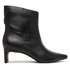 Botki Guess. Czarne botki damskie Guess, z aplikacjami, bez obcasa, na słupku, bez zapięcia. Za 764.99 zł.