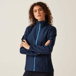 Damska kurtka softshell Ablaze z nadrukiem. Fioletowe kurtki sportowe damskie Regatta, na jesień, bez wzorów, z materiału, bez ramiączek, bez kaptura, trekkingowe. Za 169.99 zł.