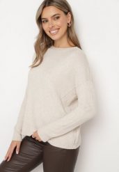 Jasnobeżowy Sweter z Ozdobnymi Guzikami i Cyrkoniami Rerilina. Brązowe swetry nierozpinane damskie Born2be, uniwersalny, z aplikacjami, z jeansu, klasyczne, bez kołnierzyka, bez ramiączek. Za 74.99 zł.