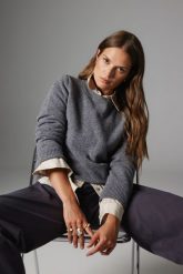 WEŁNIANY SWETER LAURA SZARY S - Flawless. Szare swetry nierozpinane damskie Flawless, s, bez wzorów, z dzianiny, eleganckie, bez kołnierzyka, bez ramiączek. Za 679.00 zł.