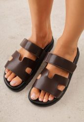 Ciemnobrązowe Klapki na Grubej Podeszwie Ozdobione Wycięciami Faneora. Brązowe klapki damskie Born2be, bez wzorów, z jeansu, bez obcasa, na platformie, bez zapięcia. Za 79.99 zł.