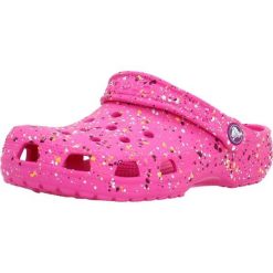 Sandały CROCS CLASSIC PAINT SPLATT Rose. Czerwone sandały damskie Crocs, bez wzorów, z syntetyku, bez obcasa, bez zapięcia. Za 205.99 zł.