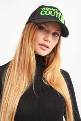 CZAPKA Z DASZKIEM VERSACE JEANS COUTURE. Czapki damskie Versace Jeans Couture, bez wzorów, z jeansu. W wyprzedaży za 59.70 zł.