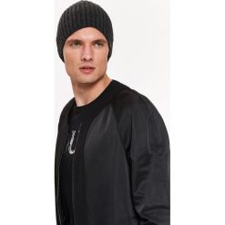 Czapka męska. Szare czapki męskie TOP SECRET, na jesień, bez wzorów, z dzianiny. W wyprzedaży za 19.99 zł.
