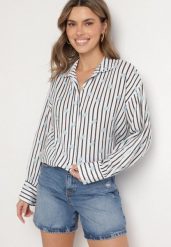 Czarno-Biała Bawełniana Koszula w Paski z Kwiatowym Zdobieniem Ameliora. Czarne koszule damskie Born2be, uniwersalny, z aplikacjami, z bawełny, eleganckie, bez kołnierzyka, bez ramiączek. Za 119.99 zł.
