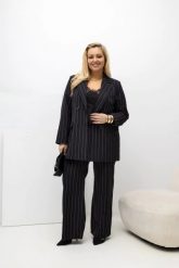 Czarny garnitur Jane – damski komplet w paski: żakiet pudełkowy i spodnie z prostą nogawką PLUS SIZE XXL OVERSIZE WIOSNA. Czarne marynarki i żakiety damskie Moda Size Plus Iwanek, bez wzorów, z gumy, biznesowe, bez kołnierzyka, bez ramiączek. Za 499.90 zł.