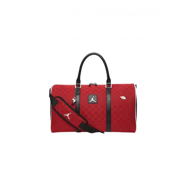 Torba sportowa Air Jordan Monogram Duffle Bag Varsity Red MA0759-H15. Czarne torby sportowe męskie Nike, bez wzorów. Za 688.85 zł.