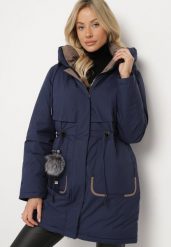 Granatowa Kurtka Parka z Kapturem i Ozdobną Zawieszką Ściągana w Pasie Zerilie. Niebieskie kurtki damskie Born2be, m, bez wzorów, z jeansu, z kapturem. Za 319.99 zł.