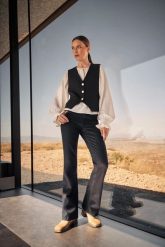 Gładkie jeansy bootcut granatowe. Jeansy damskie MOODO, bez wzorów, z bawełny. W wyprzedaży za 74.99 zł.