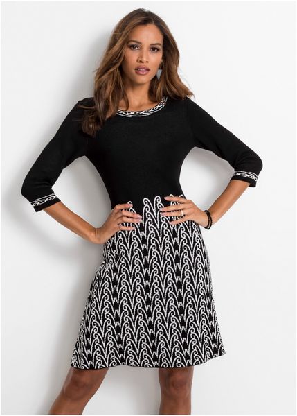 Rozkloszowana sukienka dzianinowa w żakardowy wzór. Czarne sukienki damskie bonprix, bez wzorów, z dzianiny, eleganckie, bez kołnierzyka, bez ramiączek, rozkloszowane. Za 179.99 zł.