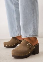 Zielone Klapki Chodaki na Słupku z Imitacji Drewna Zdobione Nitami i Sprzączką Salona. Zielone klapki damskie Born2be, na lato, z aplikacjami, boho, bez obcasa, na obcasie, bez zapięcia. Za 109.99 zł.