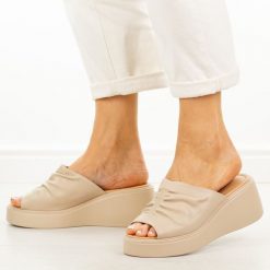 Beżowe skórzane klapki damskie na platformie Vinceza 66949. Brązowe klapki damskie VINCEZA, na lato, bez wzorów, z jeansu, bez obcasa, na platformie, bez zapięcia. Za 219.00 zł.