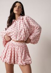 Różowe Szorty z Bawełną i Wiskozą o Kroju Bombki w Kropki Haros. Czerwone szorty damskie Born2be, bez wzorów, z bawełny, eleganckie. Za 119.99 zł.