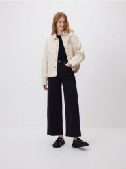 Jeansy wide leg comfort - czarny. Czarne jeansy damskie Reserved, bez wzorów, z bawełny. Za 129.99 zł.