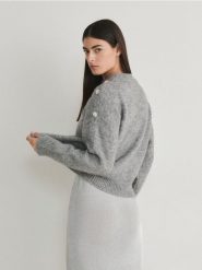 Sweter z ozdobnymi dżetami - szary. Szare swetry nierozpinane damskie Reserved, l, bez wzorów, z dzianiny, bez kołnierzyka, bez ramiączek. W wyprzedaży za 59.99 zł.