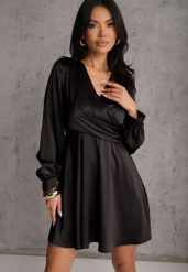 Czarna Bawełniana Sukienka VICES z Satyny z Kopertowym Dekoltem Cunelia. Czarne sukienki damskie Renee, na co dzień, l, bez wzorów, z bawełny, eleganckie, bez kołnierzyka, bez ramiączek, mini, kopertowe. Za 119.99 zł.