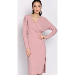 Różowa Sukienka Clement. Czerwone sukienki damskie Born2be, s, bez wzorów, eleganckie, bez kołnierzyka, bez ramiączek, midi, dopasowane. Za 79.99 zł.