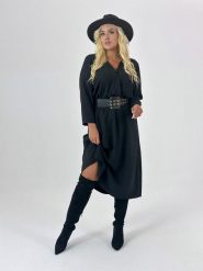 Czarna sukienka Amanda z długim rękawem XXL OVERSIZE JESIEŃ. Czarne sukienki damskie Moda Size Plus Iwanek, na spotkanie biznesowe, na jesień, s, bez wzorów, z elastanu, eleganckie, bez kołnierzyka, bez ramiączek, mini, kopertowe. W wyprzedaży za 189.90 zł.