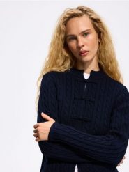 Kardigan z mandaryńskim zapięciem - granatowy. Niebieskie kardigany damskie Reserved, l, bez wzorów, z dzianiny, bez kołnierzyka. Za 139.99 zł.