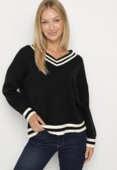 Czarny Sweter z Domieszką Kaszmiru w Stylu Preppy Liendria. Czarne swetry nierozpinane damskie Born2be, z aplikacjami, z dzianiny, biznesowe, bez kołnierzyka, bez ramiączek. Za 119.99 zł.