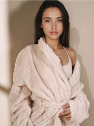 Szlafrok ze wzorkiem z kokardy - kremowy. Białe szlafroki damskie Sinsay, l, bez wzorów, bez ramiączek, bez kaptura. Za 59.99 zł.