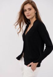 Krótki kardigan S-VIVI. Czarne kardigany damskie Volcano, s, bez wzorów, z materiału, eleganckie, bez kołnierzyka. Za 139.99 zł.