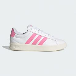 Buty Grand Court 3.0. Białe obuwie sportowe damskie Adidas, bez wzorów, bez zapięcia, na fitness i siłownię. Za 349.00 zł.