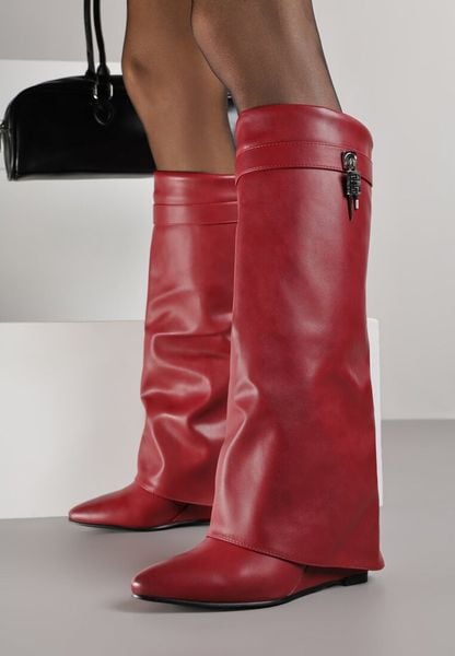 Czerwone Kozaki na Koturnie z Modnie Wywiniętą Cholewką z Klamrą Erisela. Czerwone kozaki damskie Born2be, na zimę, bez wzorów, z jeansu, bez obcasa, na koturnie, bez zapięcia. Za 159.99 zł.