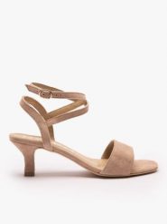 Beżowe sandały ze skóry welurowej. Brązowe sandały damskie Ryłko, bez wzorów, z gumy, z okrągłym noskiem, bez obcasa, na obcasie, bez zapięcia. Za 399.99 zł.