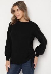 Czarny Sweter z Wiskozą Zdobiony Ściągaczem z Boku Titaneva. Czarne swetry nierozpinane damskie Born2be, z aplikacjami, z jeansu, eleganckie, bez kołnierzyka, bez ramiączek. Za 109.99 zł.