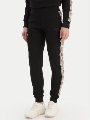 Guess Spodnie dresowe Britney V2YB15 KB3P2 Czarny Regular Fit. Czarne spodnie dresowe damskie Guess, z aplikacjami, z dresówki. Za 237.00 zł.
