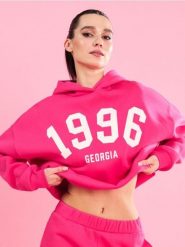 Bluza hoodie z obniżoną linią ramion i napisem "1996 Georgia" Gym Hard - różowy. Czerwone bluzy damskie Sinsay, l, bez wzorów, bez ramiączek, bez kaptura. Za 49.99 zł.