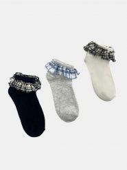 Prążkowane skarpetki z ozdobnymi falbanami 3 pack - wielobarwny. Skarpetki damskie Sinsay, bez wzorów, prążkowane. W wyprzedaży za 4.99 zł.